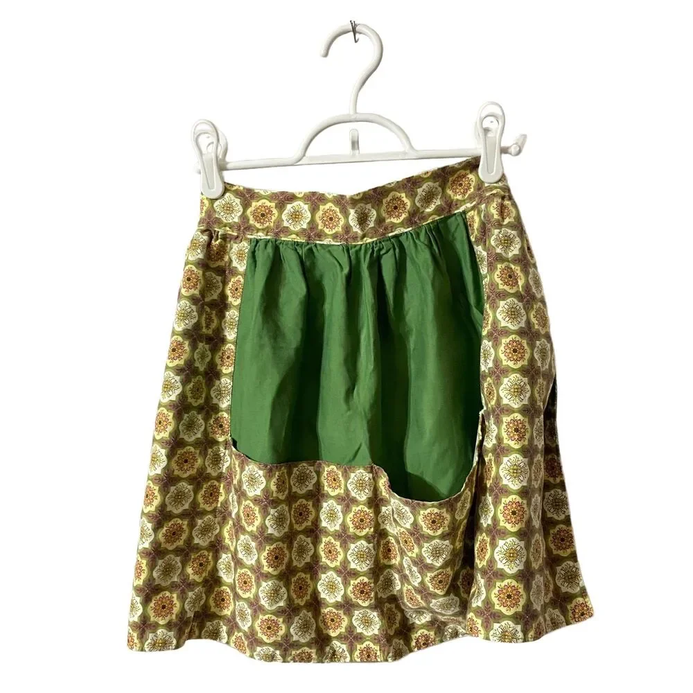 #5749 Womens Green and Tan Half Apron with Pocket
